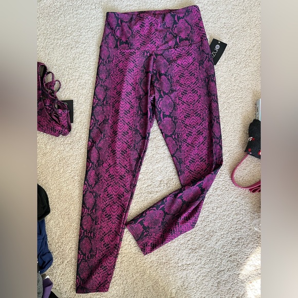NWT Onzie Apparel Violet Snakeskin Print Strappy Bra & Legging Set ~ Rare! - Picture 6 of 9